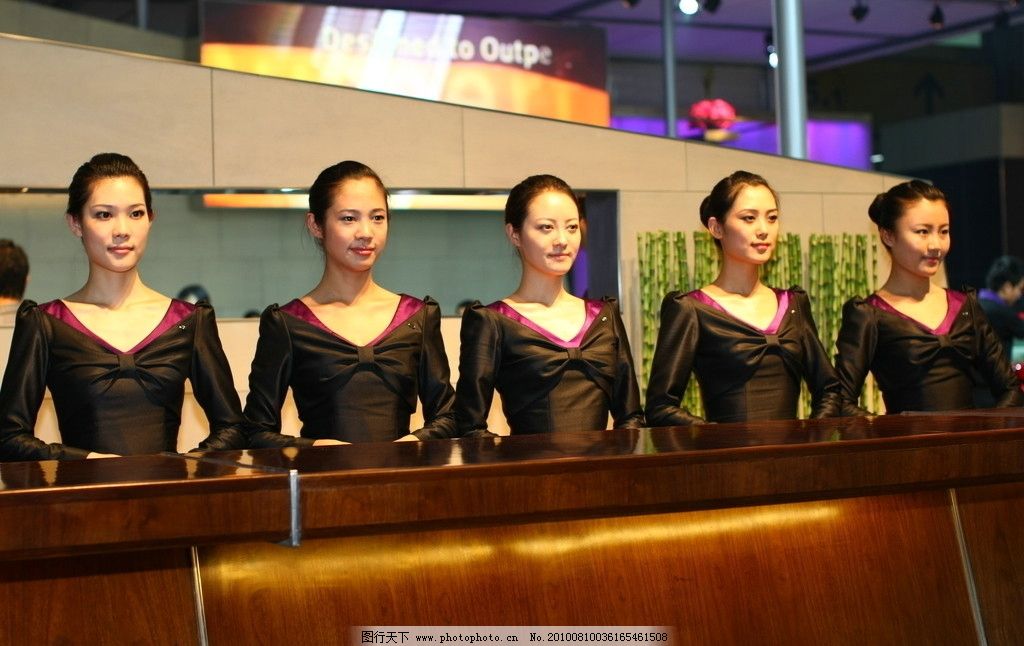 服务员礼仪图片在翻译服务中的重要性